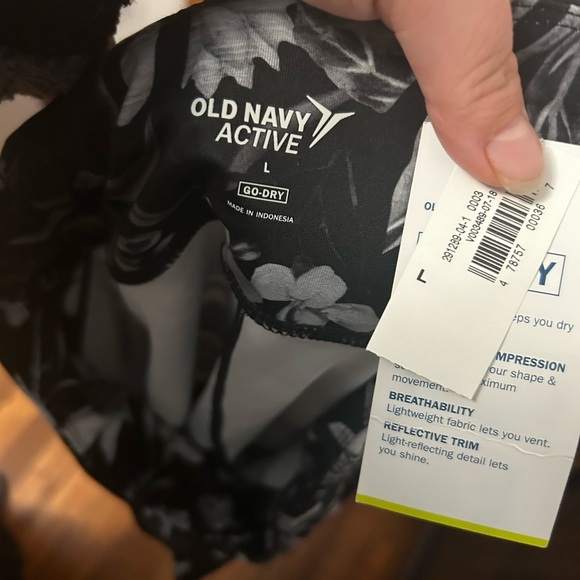 NWT OLD NAVY ACTUVE GO DRY FLORAL 7/8 LEGGINGS - Picture 3 of 5